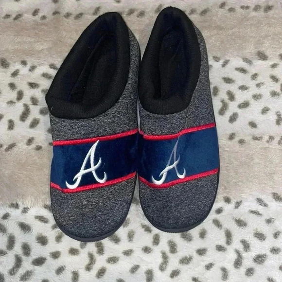 Men’s Foco Atlanta Braves Slippers - Picture 1 of 5